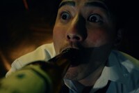 Sano ibuki「下戸苦情」ミュージックビデオより。