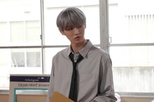 クールな視線が印象的な白岩瑠姫。(c)2023「夜が明けたら、いちばんに君に会いにいく」製作委員会