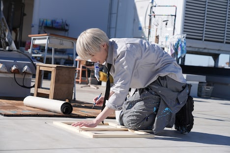 絵画用のキャンバスを組み立てる白岩瑠姫。(c)2023「夜が明けたら、いちばんに君に会いにいく」製作委員会