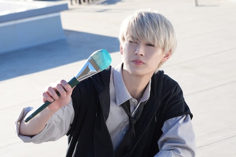 被写体との距離感をつかむ白岩瑠姫。(c)2023「夜が明けたら、いちばんに君に会いにいく」製作委員会