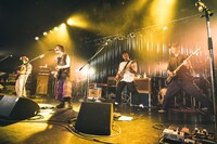 アイゴンこと會田茂一が参加した髭のパフォーマンス。（Photo by Wataru Umeda）