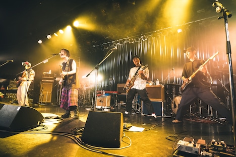 アイゴンこと會田茂一が参加した髭のパフォーマンス。（Photo by Wataru Umeda）