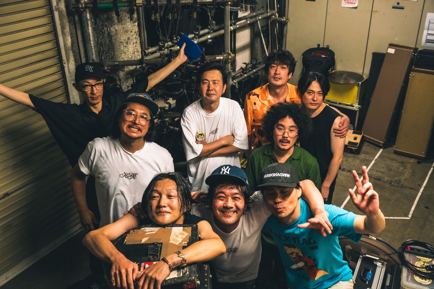 楽屋裏での髭の記念写真。（Photo by Wataru Umeda）