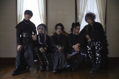 色々な十字架が全員で歌い、偽りの思い出を振り返る