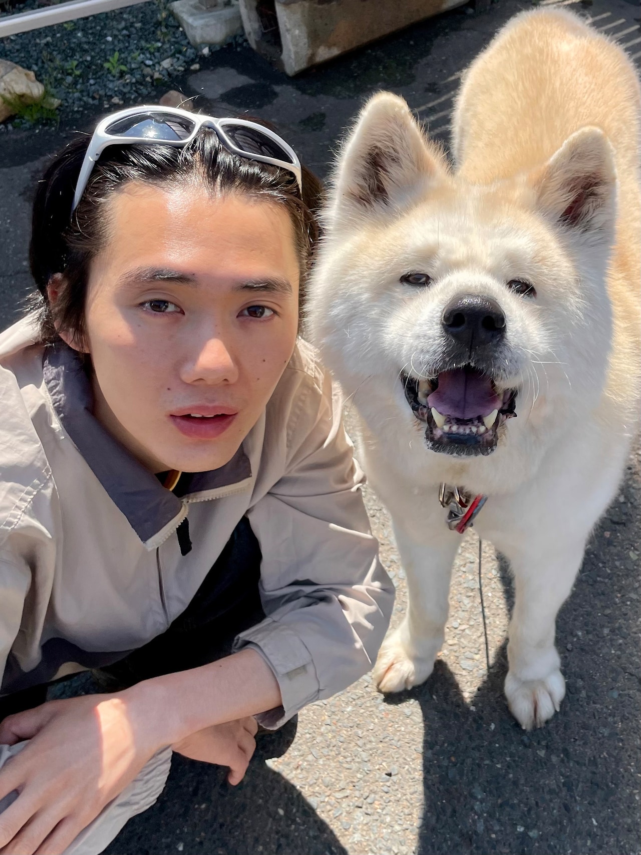 加藤成順と秋田犬。