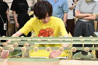 チョーク工場を見学する道枝駿佑（なにわ男子）。(c)日本テレビ