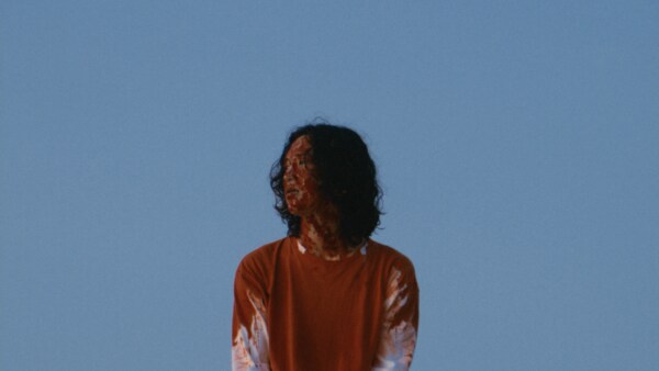 キタニタツヤ「青のすみか」ミュージックビデオのサムネイル。