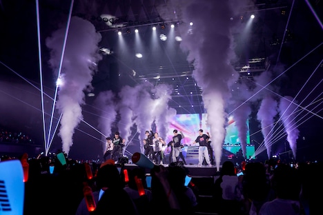 「2023 iKON WORLD TOUR [TAKE OFF]」大阪公演の様子。（撮影：上飯坂一）