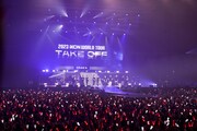 「2023 iKON WORLD TOUR [TAKE OFF]」大阪公演の様子。（撮影：上飯坂一）