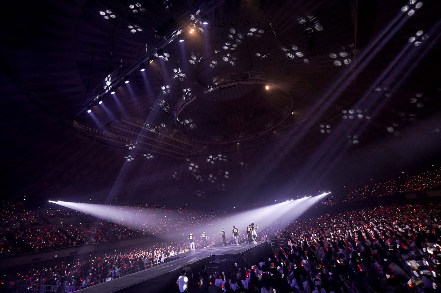 「2023 iKON WORLD TOUR [TAKE OFF]」大阪公演の様子。（撮影：上飯坂一）