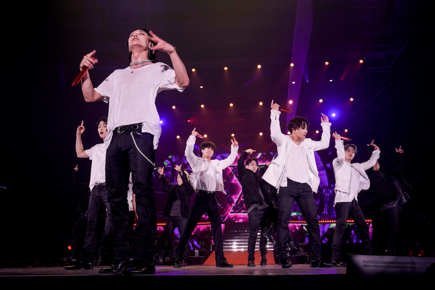 「2023 iKON WORLD TOUR [TAKE OFF]」大阪公演の様子。（撮影：上飯坂一）