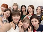 NiziUが今夜「バズリズム02」に登場、プライベート写真でメンバーの驚き寝相発覚