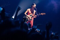 塩塚モエカ（Vo, G）