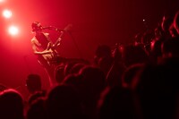 塩塚モエカ（Vo, G）