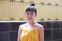 ドラマ「湯遊ワンダーランド」より、清水みさと演じる塩塗り女。(c)「湯遊ワンダーランド」製作委員会