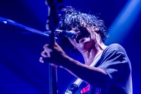 田淵智也（B）（Photo by Viola Kam［V'z Twinkle］）