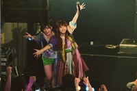 左からカ能セイ、アイナスター（Photo by YURIE PEPE）。