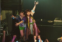 左からカ能セイ、アイナスター（Photo by YURIE PEPE）。