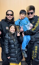 氣志團のGIG会場にて。大好きなランマさんに抱っこされる弟・タミくん。