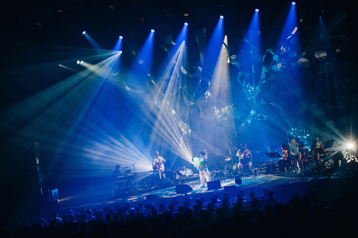 「安藤裕子 -20th anniversary- 我々色ノ街」の様子。（photo by Kana Tarumi）