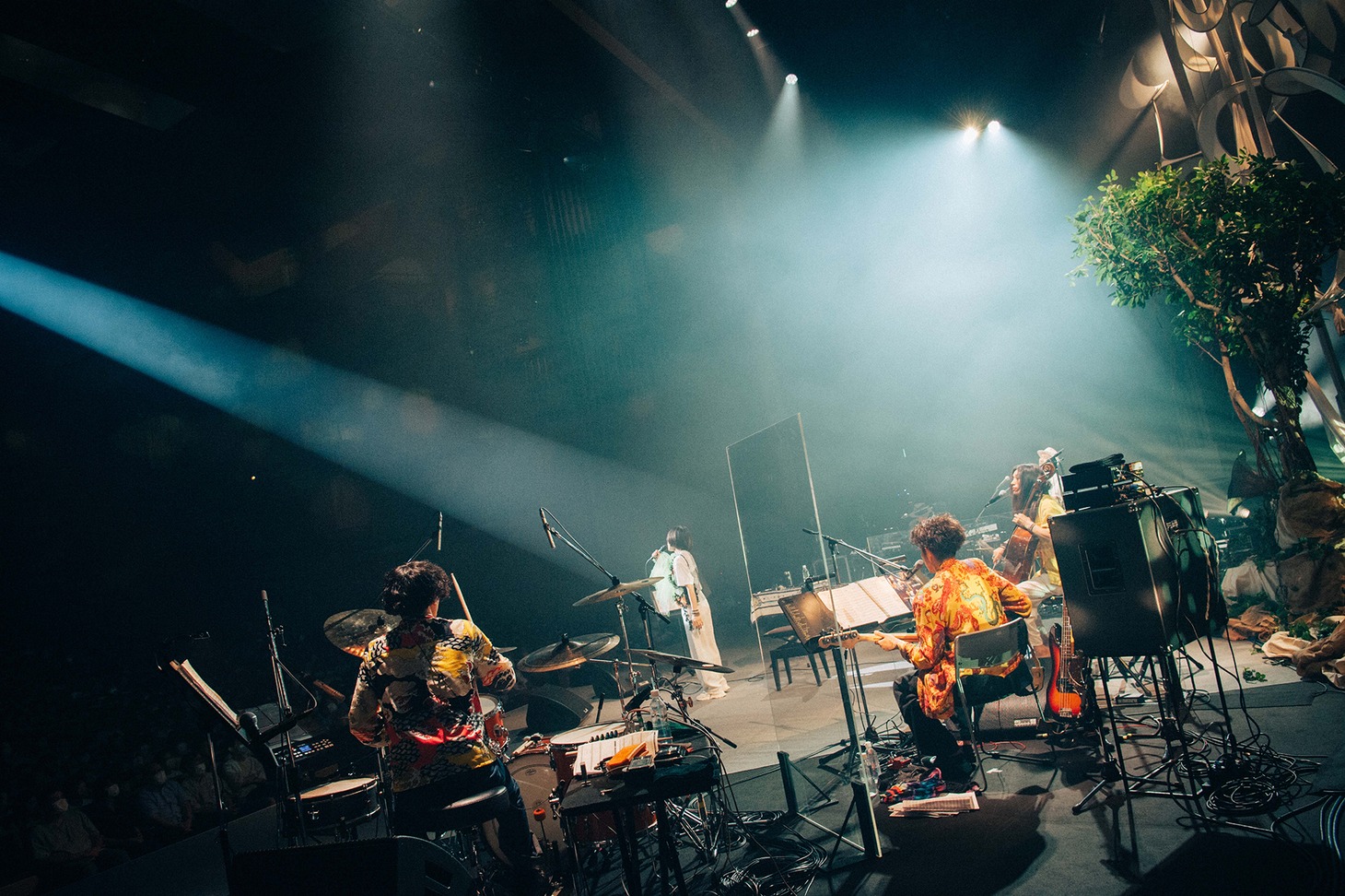 「安藤裕子 -20th anniversary- 我々色ノ街」の様子。（photo by Kana Tarumi）