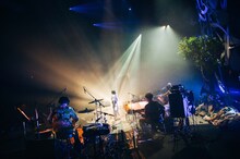 「安藤裕子 -20th anniversary- 我々色ノ街」の様子。（photo by Kana Tarumi）