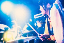 ごうけ（Dr, Cho / サバシスター）（撮影：稲垣ルリコ）