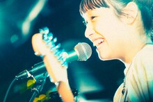 なち（Vo, G / サバシスター）（撮影：稲垣ルリコ）