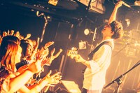 シンガロングを促す佐々木直人（B, Vo）。（撮影：稲垣ルリコ）