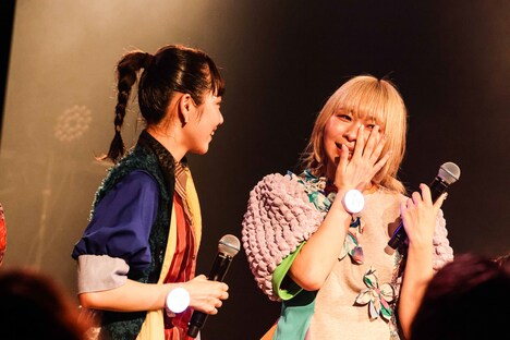 左から月ノウサギ、涙ぐむテラシマユウカ。(撮影:渡邉一生)