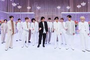SEVENTEENと大泉洋。（写真提供：NHK）
