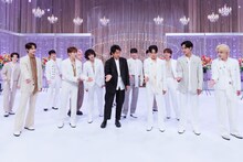 SEVENTEENと大泉洋。（写真提供：NHK）