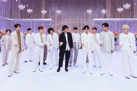 SEVENTEENと大泉洋。（写真提供：NHK）