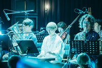 手前左からゴンドウトモヒコ、三浦千明、大谷能生。（撮影：後藤武浩）