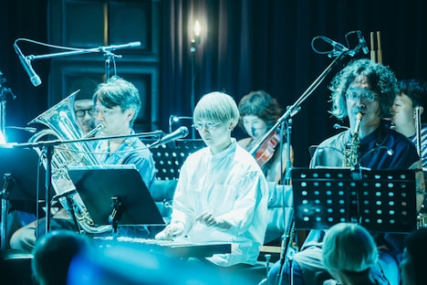 手前左からゴンドウトモヒコ、三浦千明、大谷能生。（撮影：後藤武浩）