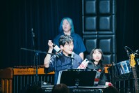 蓮沼執太フィルとゐのすビールのコラボビールを紹介する蓮沼執太（手前）。（撮影：後藤武浩）