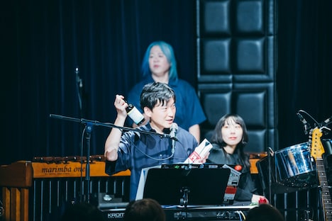 蓮沼執太フィルとゐのすビールのコラボビールを紹介する蓮沼執太（手前）。（撮影：後藤武浩）