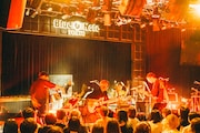 「蓮沼執太フィル Live at Blue Note Tokyo」2部のアンコールでTORTOISEをカバーするチーム蓮沼。（撮影：後藤武浩）