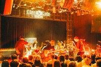 「蓮沼執太フィル Live at Blue Note Tokyo」2部のアンコールでTORTOISEをカバーするチーム蓮沼。（撮影：後藤武浩）