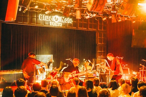 「蓮沼執太フィル Live at Blue Note Tokyo」2部のアンコールでTORTOISEをカバーするチーム蓮沼。（撮影：後藤武浩）
