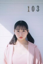 上村ひなの（日向坂46）写真集「そのままで」より。（撮影：藤原宏）