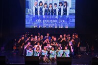 Cielバンドやスタッフと記念撮影するGran☆Ciel。（撮影：林晋介）