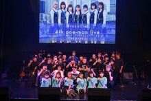 Cielバンドやスタッフと記念撮影するGran☆Ciel。（撮影：林晋介）