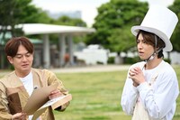 お題に挑戦するタカシ（右）。