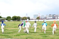 散り散りになる超特急。