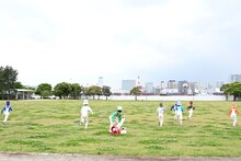 広場をダッシュする超特急。