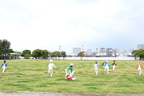 広場をダッシュする超特急。