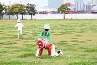 小競り合いをするタクヤとユーキ。奥はタカシ。