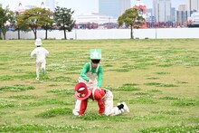 小競り合いをするタクヤとユーキ。奥はタカシ。