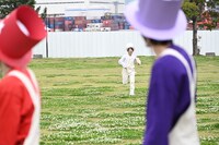 笑顔で駆け寄るタカシ（中央）。